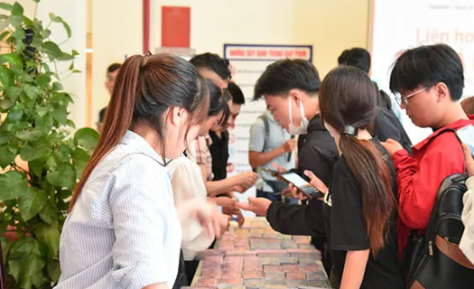 Người dân, du khách Đà Nẵng xếp hàng dài nhận vé xem phim miễn phí tại DANAFF III